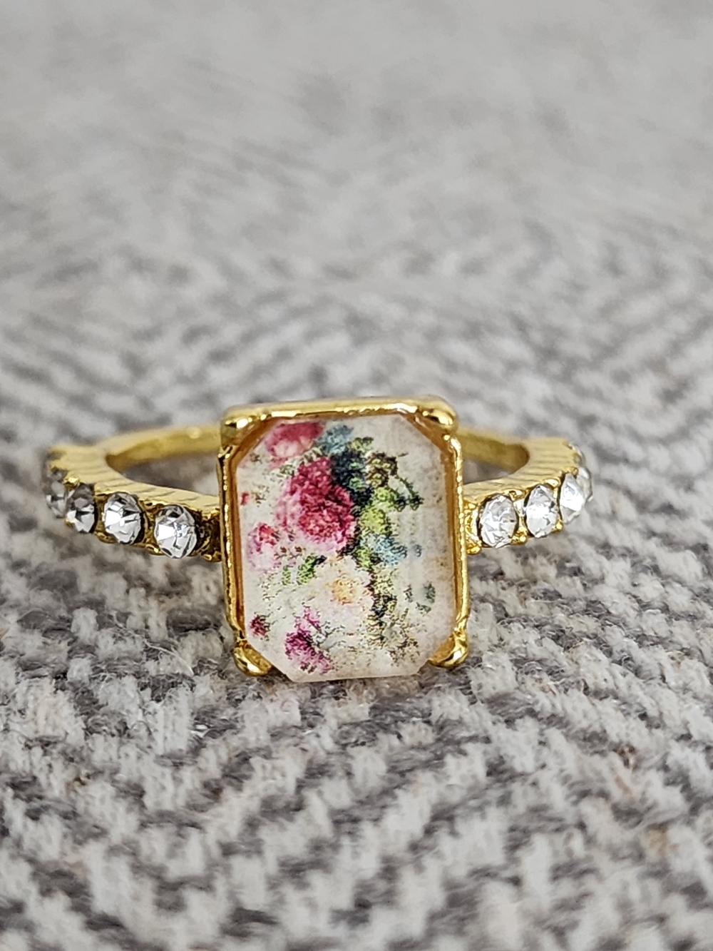 Elegant Gorgeous Floral Rectangle Gold Fashion Ring with Crystal Accents Sz 9